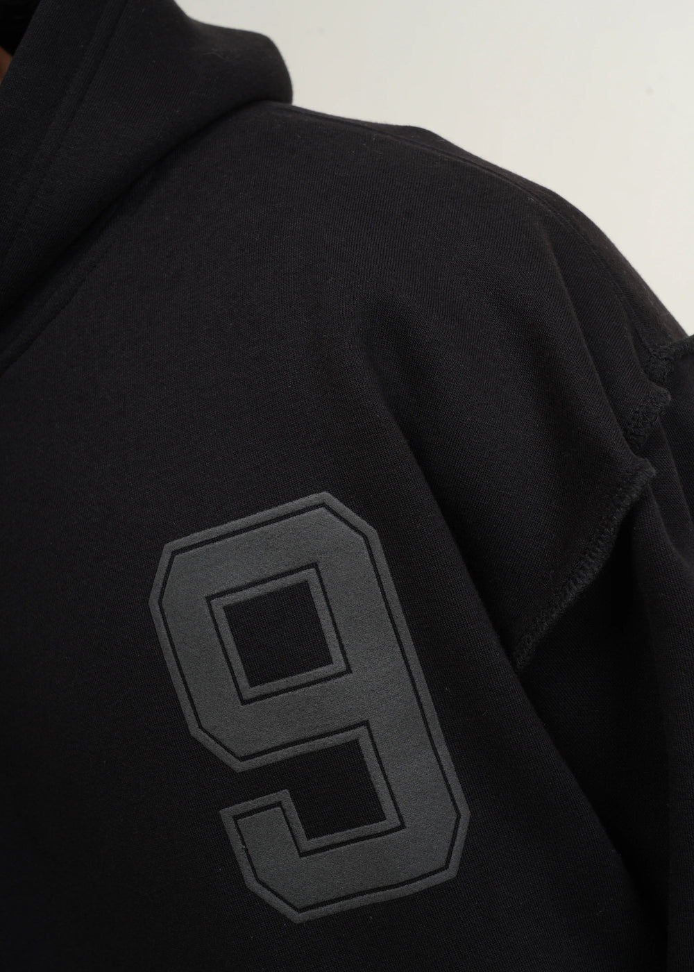 ESSENTIAL CROPPED HOOD - BLACK